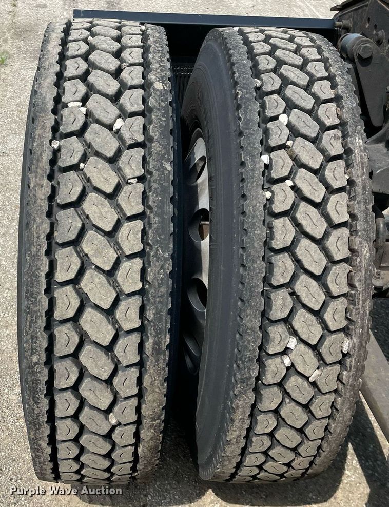 image for item LJ9682 2004 Freightliner Century Class  semi truck