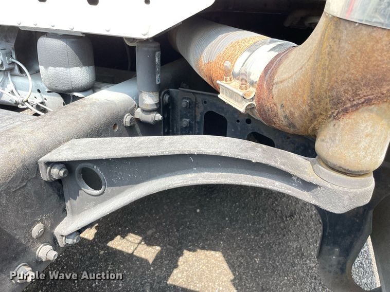 image for item LJ9682 2004 Freightliner Century Class  semi truck