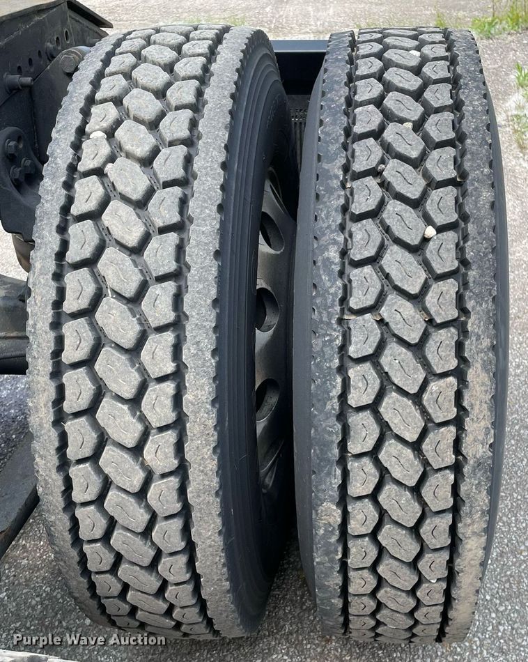 image for item LJ9682 2004 Freightliner Century Class  semi truck