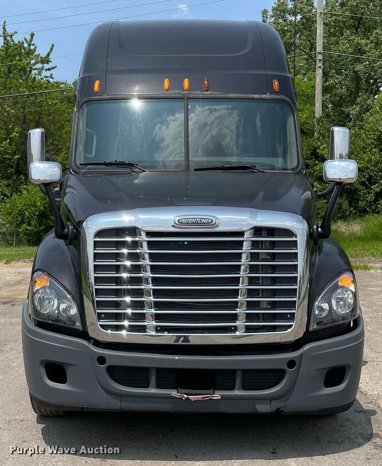 image for item LJ9683 2008 Freightliner Cascadia  semi truck
