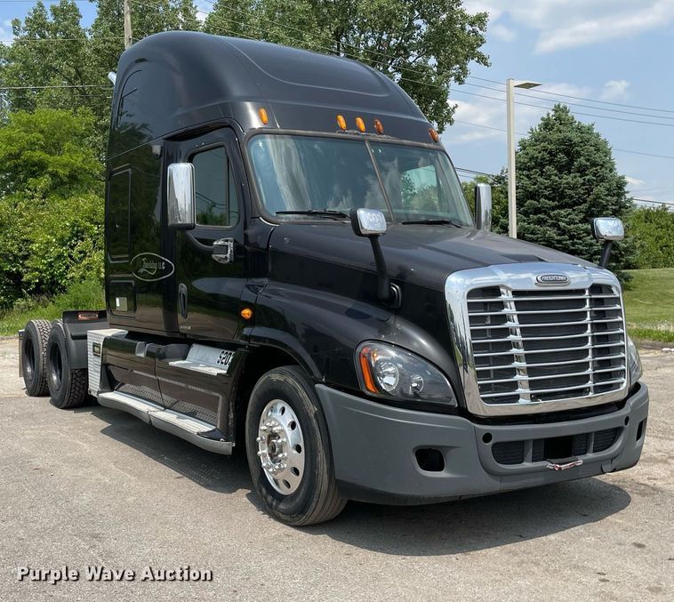 image for item LJ9683 2008 Freightliner Cascadia  semi truck