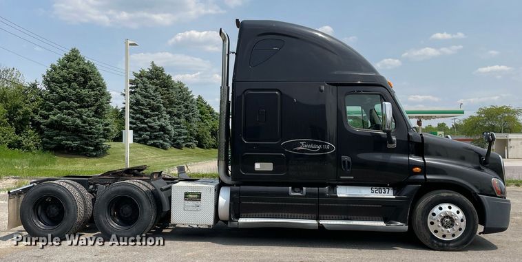 image for item LJ9683 2008 Freightliner Cascadia  semi truck