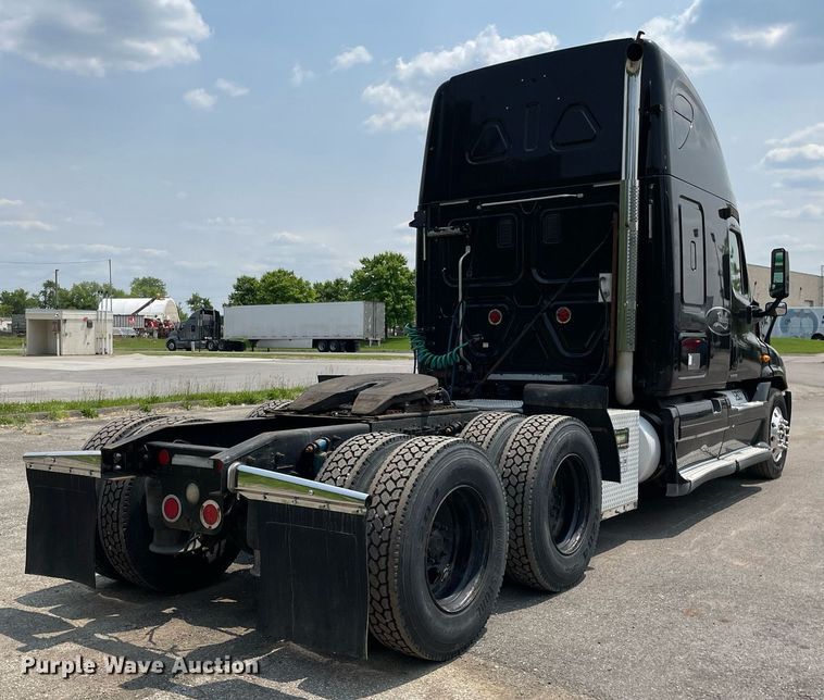 image for item LJ9683 2008 Freightliner Cascadia  semi truck