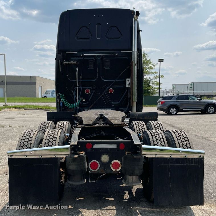 image for item LJ9683 2008 Freightliner Cascadia  semi truck