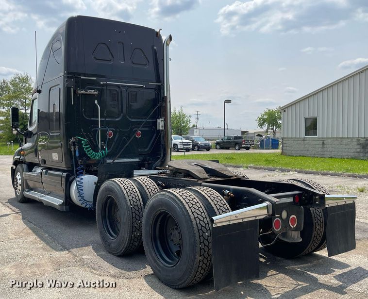 image for item LJ9683 2008 Freightliner Cascadia  semi truck