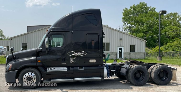 image for item LJ9683 2008 Freightliner Cascadia  semi truck