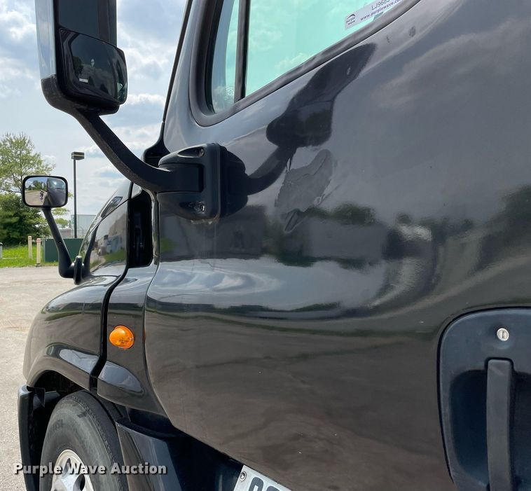 image for item LJ9683 2008 Freightliner Cascadia  semi truck