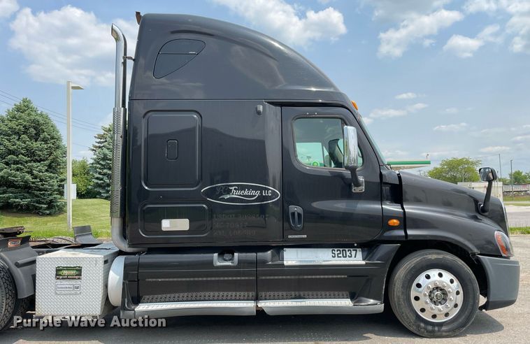 image for item LJ9683 2008 Freightliner Cascadia  semi truck