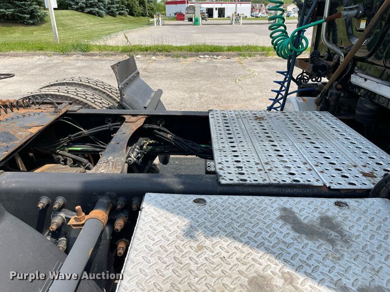 image for item LJ9683 2008 Freightliner Cascadia  semi truck