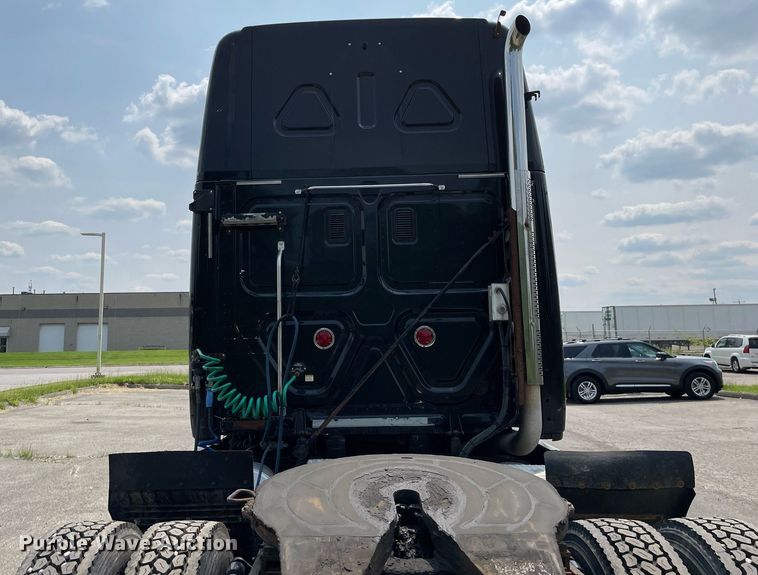 image for item LJ9683 2008 Freightliner Cascadia  semi truck