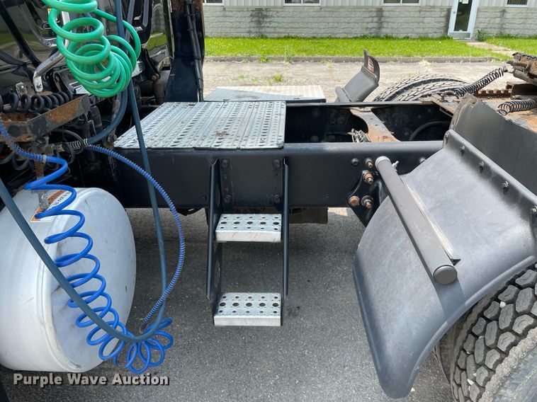 image for item LJ9683 2008 Freightliner Cascadia  semi truck