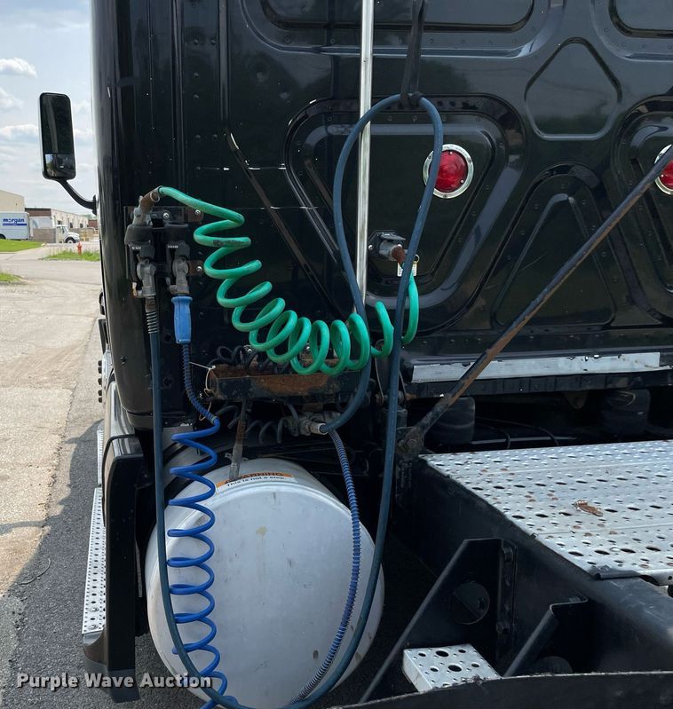 image for item LJ9683 2008 Freightliner Cascadia  semi truck