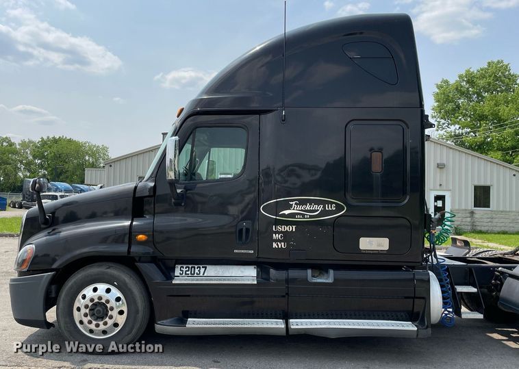 image for item LJ9683 2008 Freightliner Cascadia  semi truck