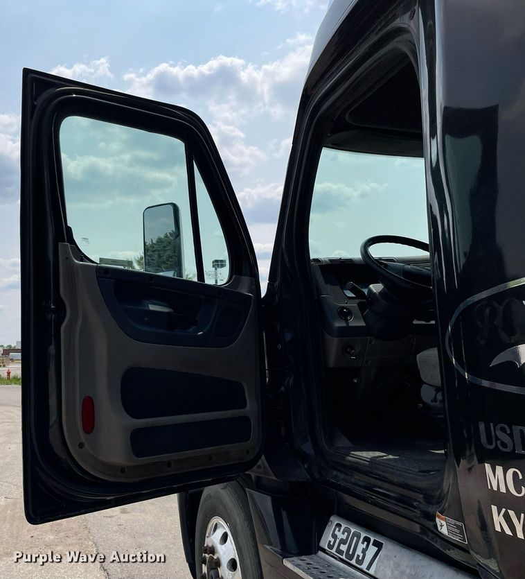 image for item LJ9683 2008 Freightliner Cascadia  semi truck