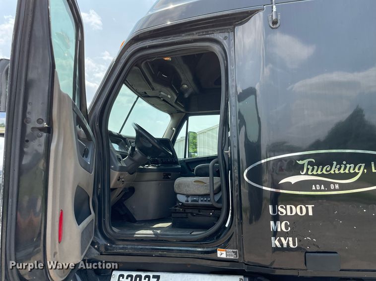 image for item LJ9683 2008 Freightliner Cascadia  semi truck