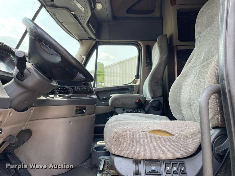 image for item LJ9683 2008 Freightliner Cascadia  semi truck