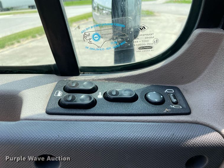 image for item LJ9683 2008 Freightliner Cascadia  semi truck