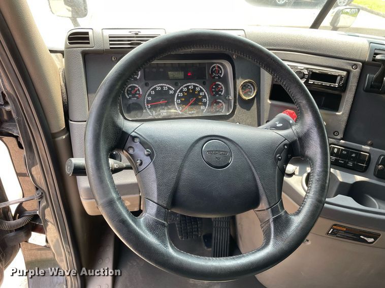 image for item LJ9683 2008 Freightliner Cascadia  semi truck