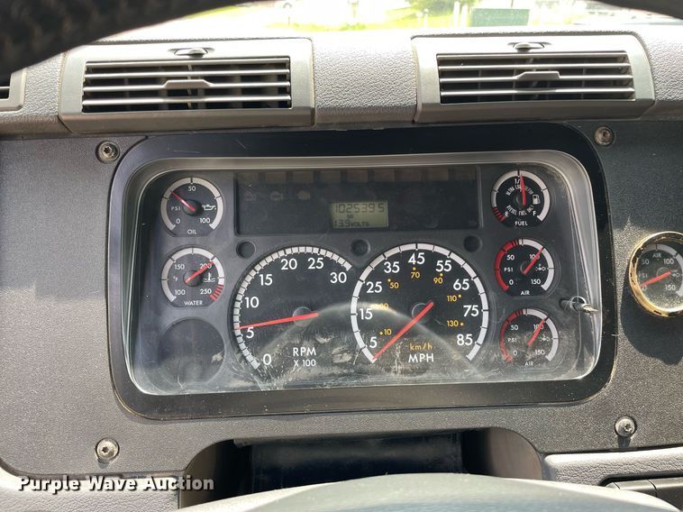 image for item LJ9683 2008 Freightliner Cascadia  semi truck