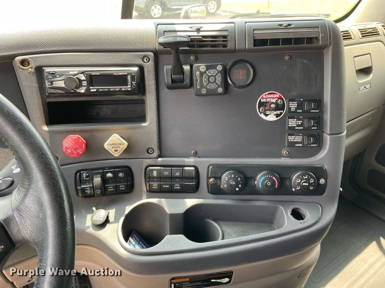 image for item LJ9683 2008 Freightliner Cascadia  semi truck