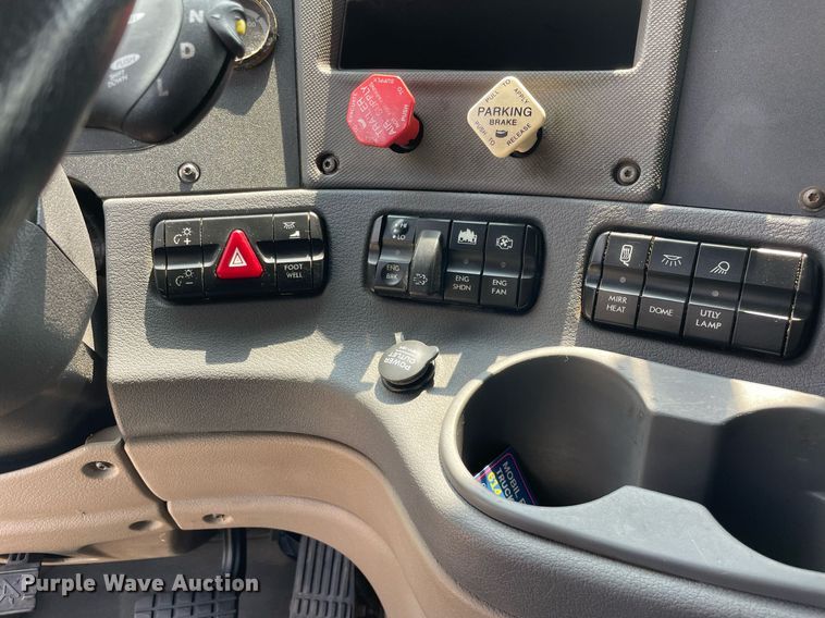 image for item LJ9683 2008 Freightliner Cascadia  semi truck