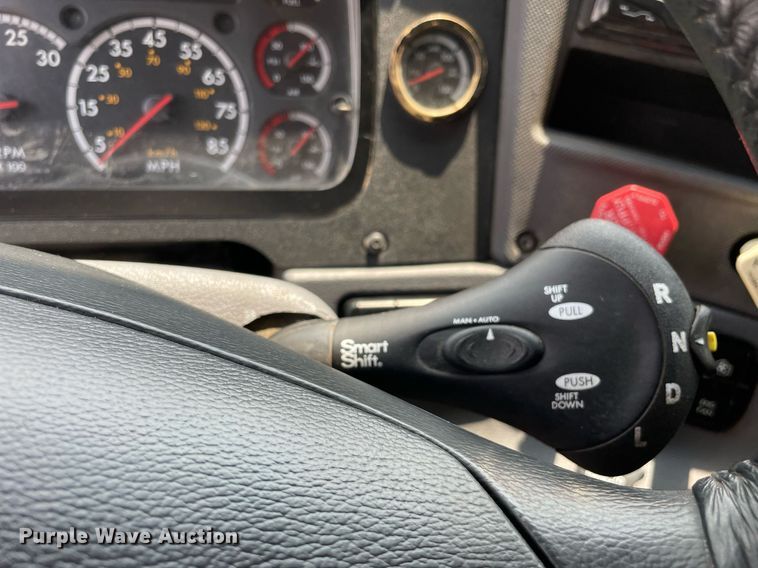 image for item LJ9683 2008 Freightliner Cascadia  semi truck