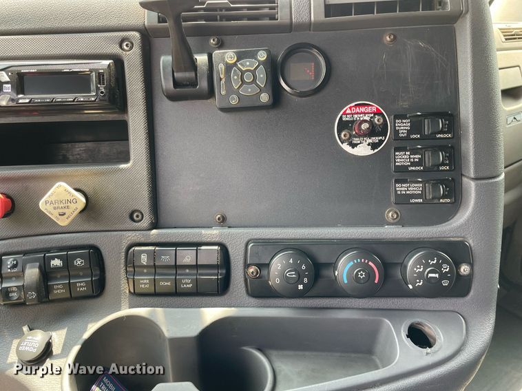 image for item LJ9683 2008 Freightliner Cascadia  semi truck