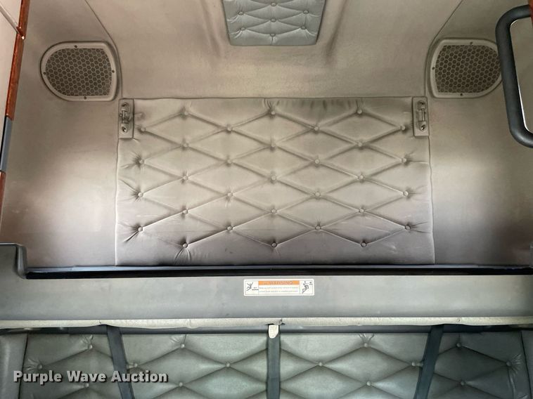 image for item LJ9683 2008 Freightliner Cascadia  semi truck