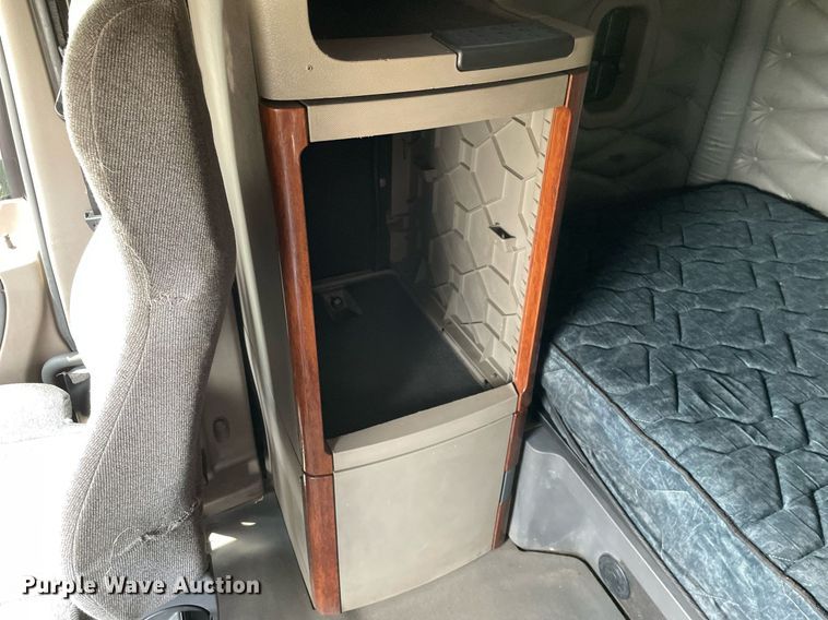 image for item LJ9683 2008 Freightliner Cascadia  semi truck