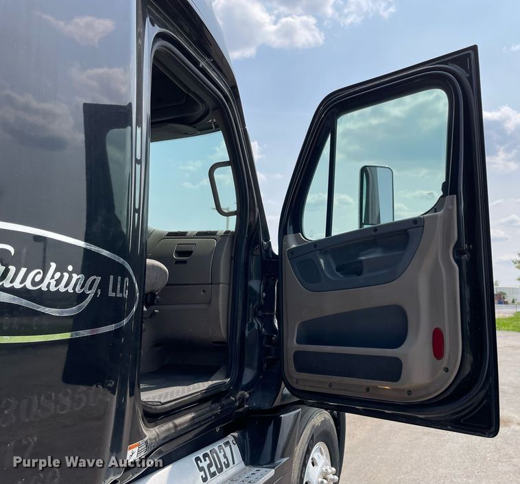 image for item LJ9683 2008 Freightliner Cascadia  semi truck