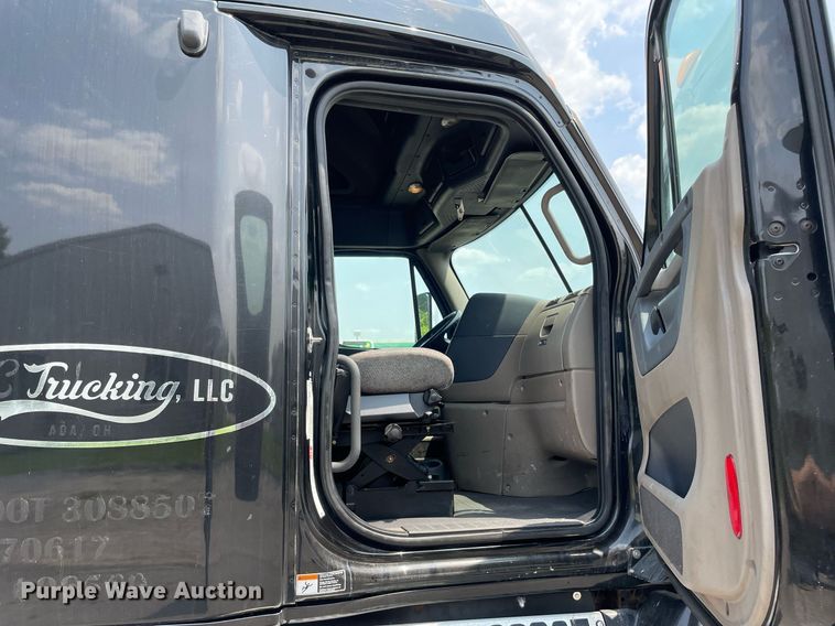 image for item LJ9683 2008 Freightliner Cascadia  semi truck