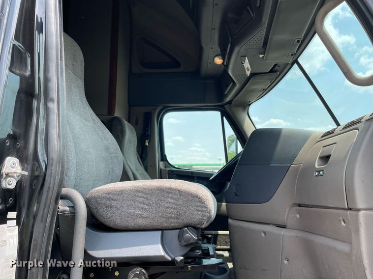 image for item LJ9683 2008 Freightliner Cascadia  semi truck