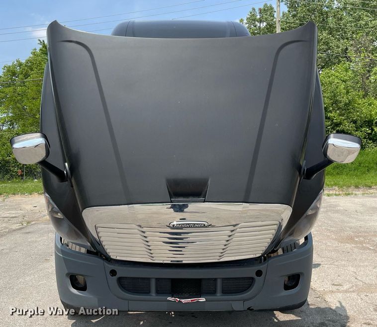 image for item LJ9683 2008 Freightliner Cascadia  semi truck