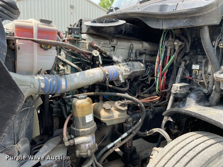 image for item LJ9683 2008 Freightliner Cascadia  semi truck