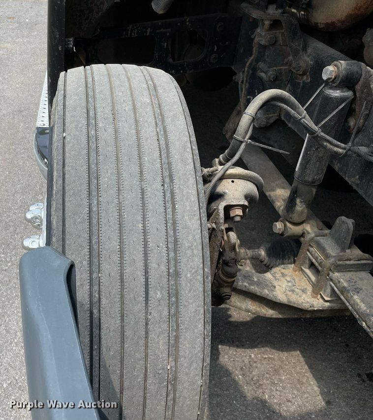 image for item LJ9683 2008 Freightliner Cascadia  semi truck