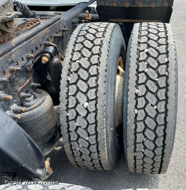 image for item LJ9683 2008 Freightliner Cascadia  semi truck