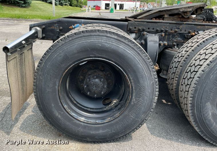 image for item LJ9683 2008 Freightliner Cascadia  semi truck