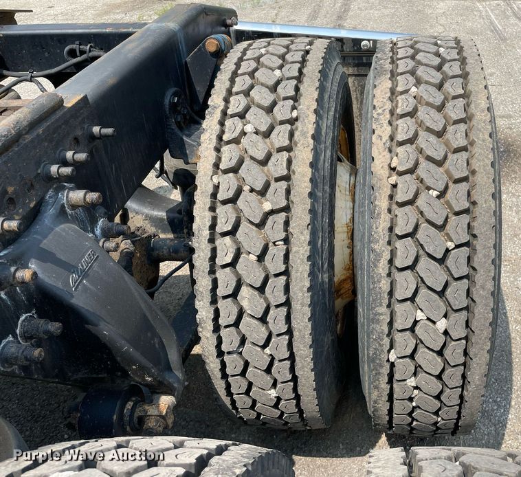 image for item LJ9683 2008 Freightliner Cascadia  semi truck