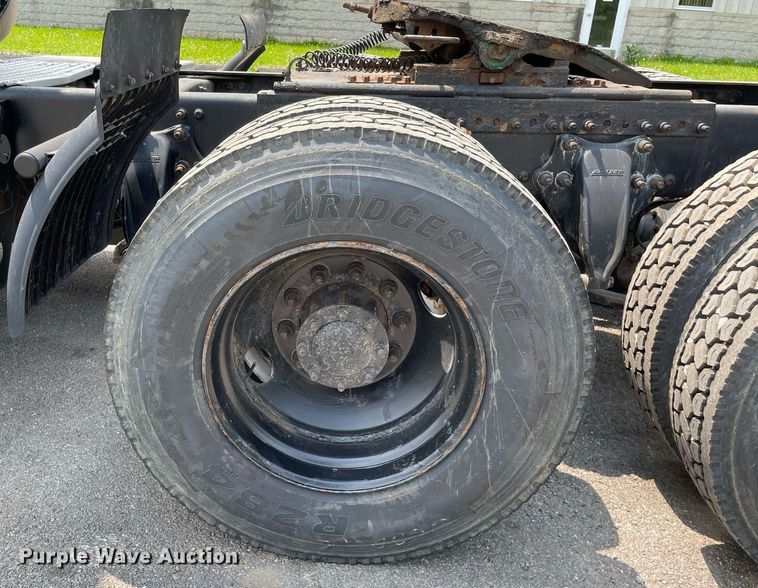 image for item LJ9683 2008 Freightliner Cascadia  semi truck