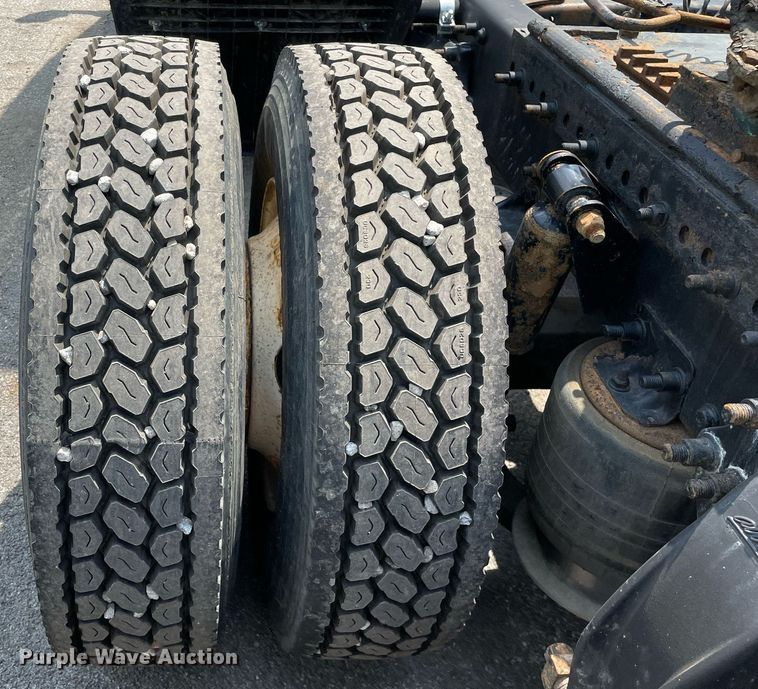 image for item LJ9683 2008 Freightliner Cascadia  semi truck