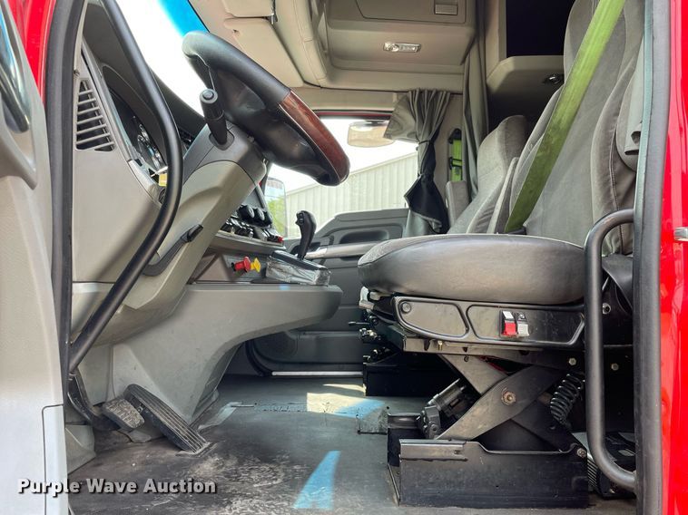 image for item LJ9684 2016 Kenworth T680  semi truck