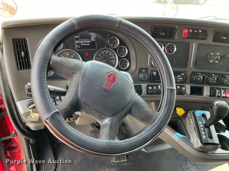 image for item LJ9684 2016 Kenworth T680  semi truck