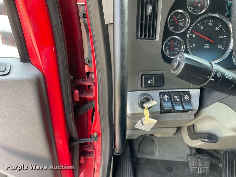 image for item LJ9684 2016 Kenworth T680  semi truck