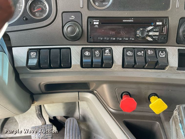 image for item LJ9684 2016 Kenworth T680  semi truck