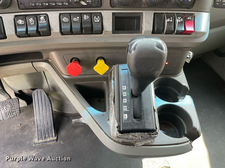 image for item LJ9684 2016 Kenworth T680  semi truck