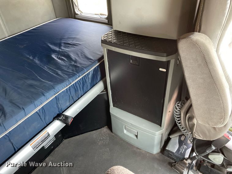 image for item LJ9684 2016 Kenworth T680  semi truck