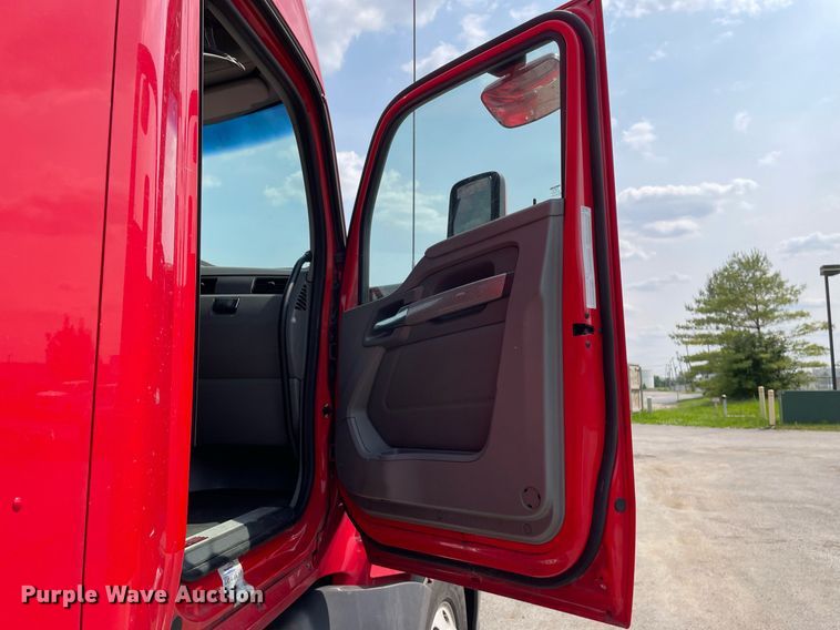 image for item LJ9684 2016 Kenworth T680  semi truck