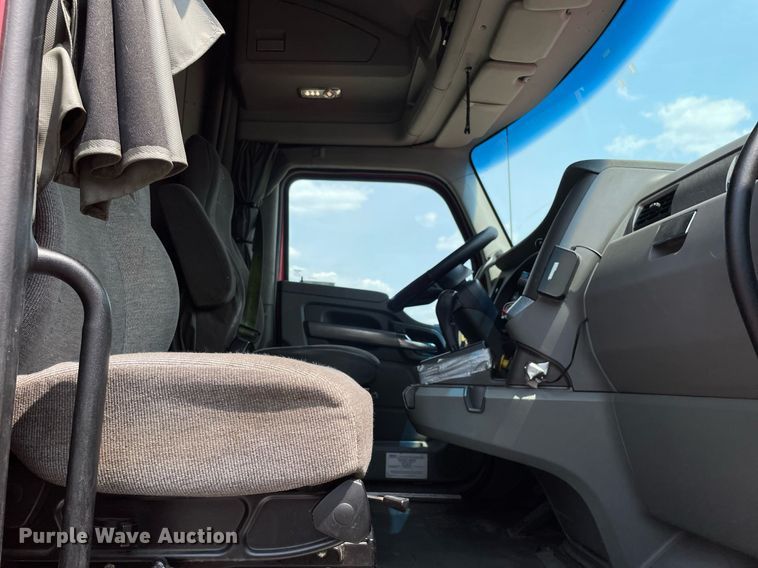 image for item LJ9684 2016 Kenworth T680  semi truck