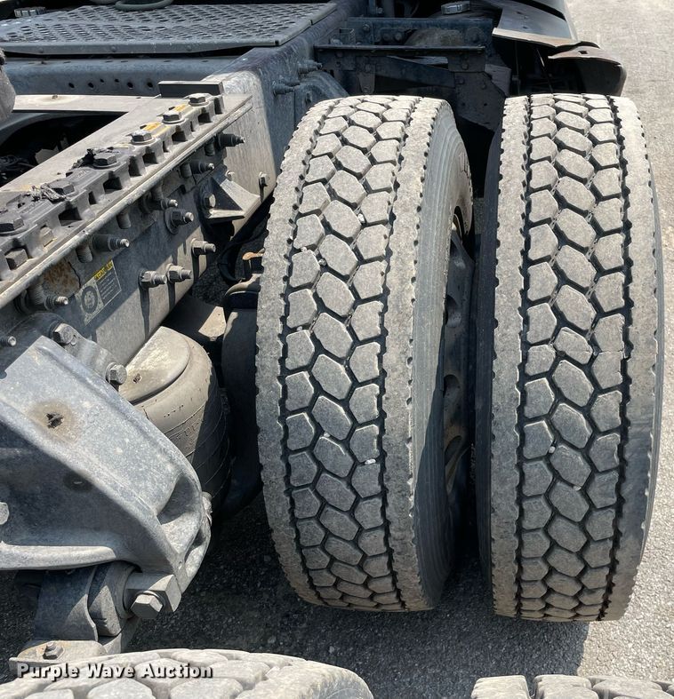 image for item LJ9684 2016 Kenworth T680  semi truck