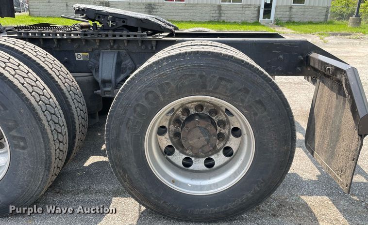 image for item LJ9684 2016 Kenworth T680  semi truck